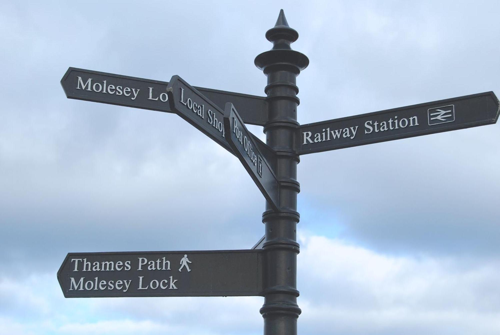 Hampton Court Snug Walk To Train & Palace 이스트 몰시 외부 사진